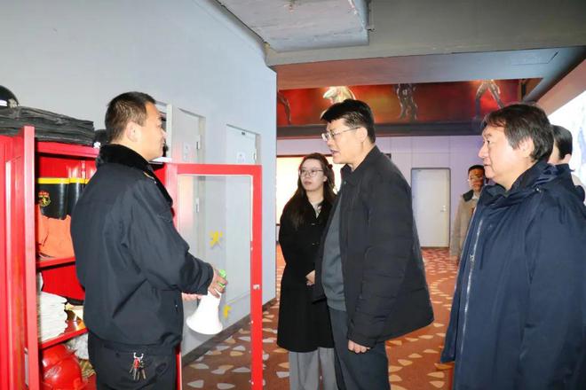市委宣扬部同区委宣扬部到彭李街道辖区影院展开宁静消费查抄(图2)