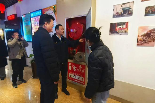 市委宣扬部同区委宣扬部到彭李街道辖区影院展开宁静消费查抄(图4)